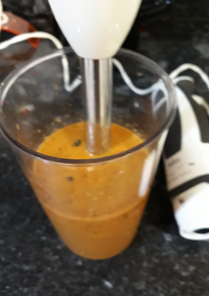 Una foto de Salsa de ñoras con albahaca fresca