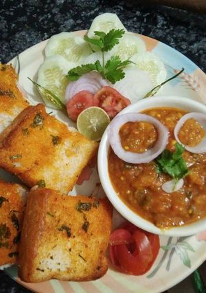 A picture of Mumbai Style Pav bhaji.