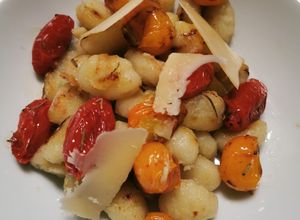 Una foto de Gnocchi al sartén con tomatitos salteados