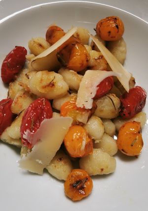 Una foto de Gnocchi al sartén con tomatitos salteados
