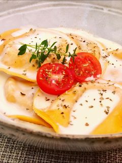Una foto de Pasta rellena de tomate, mozzarela y berenjena con crema suave de cabrales