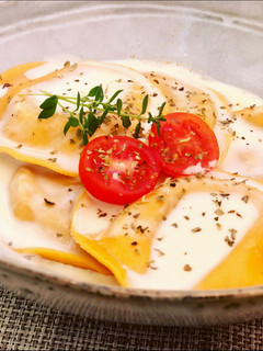 Una foto de Pasta rellena de tomate, mozzarela y berenjena con crema suave de cabrales