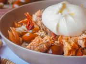 Una foto de ensalada de burrata