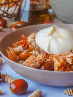 Una foto de Ensalada de pasta y salmón con burrata