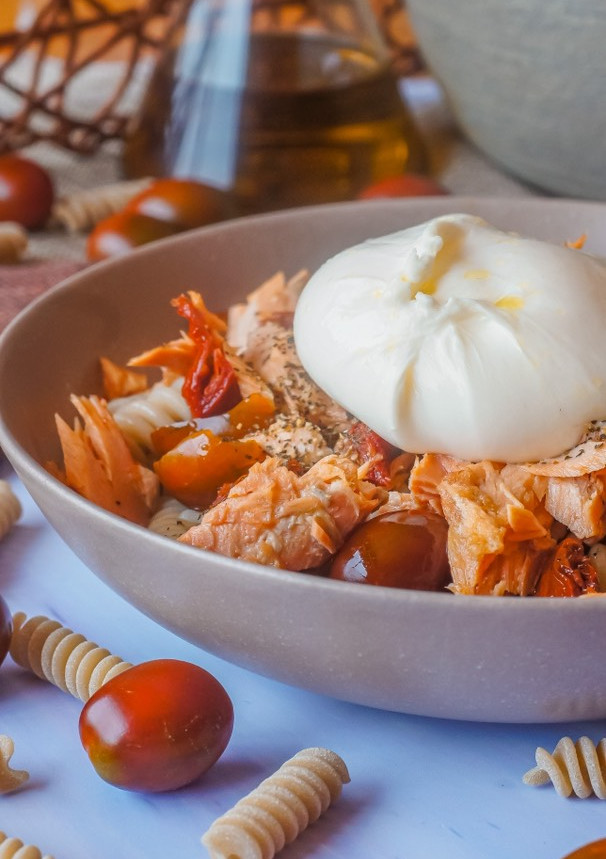 Una foto de Ensalada de pasta y salmón con burrata