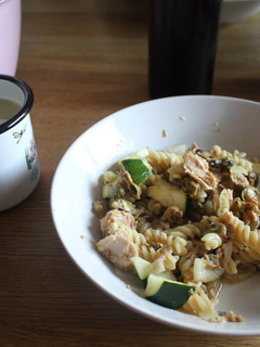 Una foto de Ensalada de pasta y frutos marinos, pre y también fabricados y sopa de espárragos