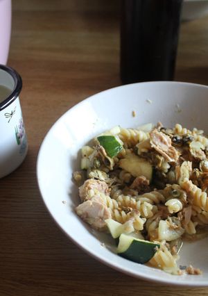 Una foto de Ensalada de pasta y frutos marinos, pre y también fabricados y sopa de espárragos