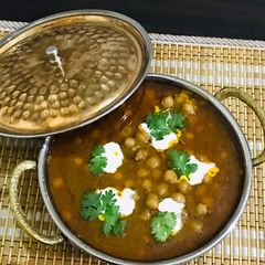 A picture of Yakhni chanay with cream.