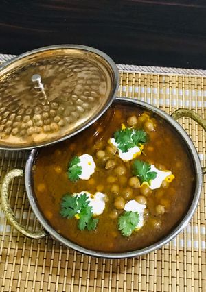A picture of Yakhni chanay with cream.