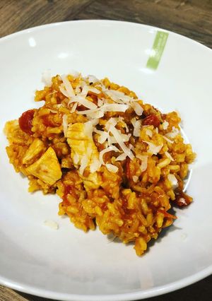 Une photo de Risotto de poulet tomate