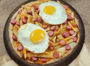 Una foto de 🍕Pizza cochina 🍕😅Pizza con papas fritas, salchichas, cheddar y huevo frito