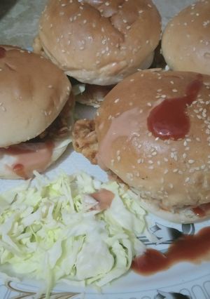 A picture of Zinger burger 🍔 ymmm very ymmi.