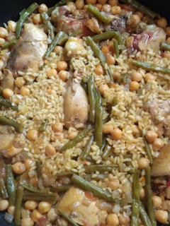 Una foto de Arroz con pollo judías verdes y garbanzos