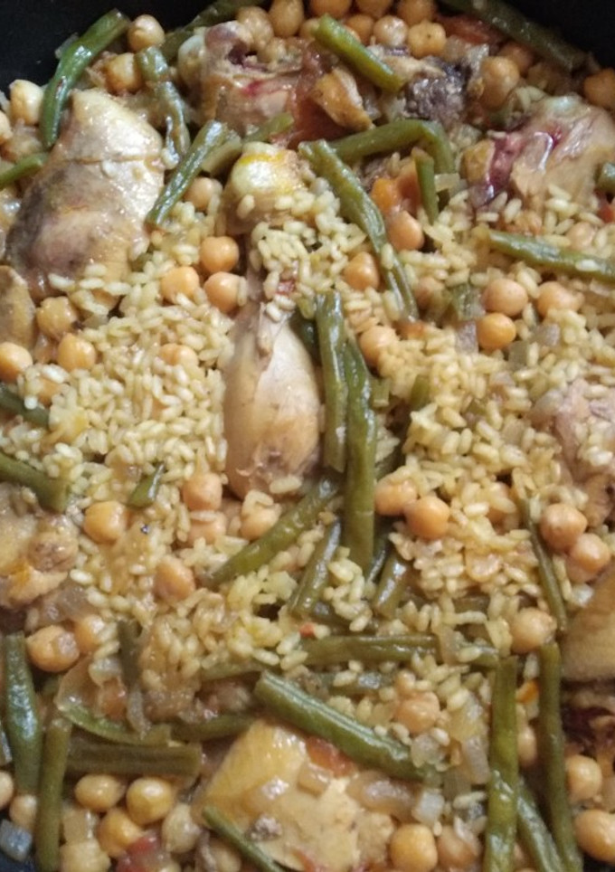 Una foto de Arroz con pollo judías verdes y garbanzos