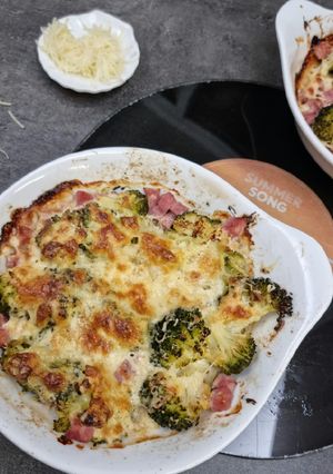 Une photo de °Gratin de brocolis emmental et jambon°