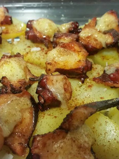 Una foto de Pulpo a feira gratinado con ajoaceite