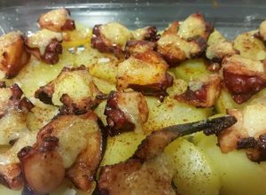Una foto de Pulpo a feira gratinado con ajoaceite