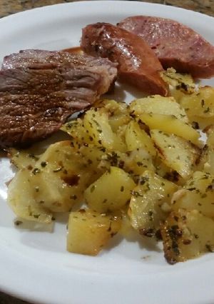 Una foto de Carne y chorizo con papas al horno