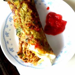 A picture of Maggi egg roll.