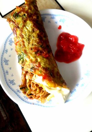A picture of Maggi egg roll.