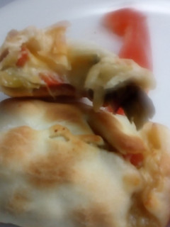 Una foto de Empanadas de queso, morrón y cebolla de verdeo