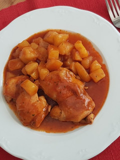 Una foto de Contramuslos de pollo con patatas en salsa de whisky