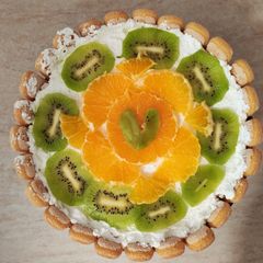 A picture of Kiwis, oranges and cream cake (Diplomat).
