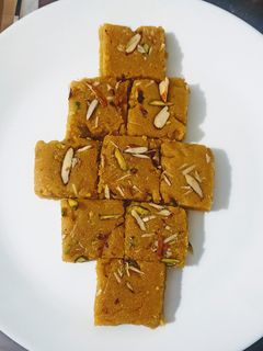 बेसन की बर्फी (besan ki barfi recipe in Hindi) रेसिपी मुख्य फोटो