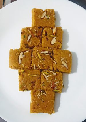 बेसन की बर्फी (besan ki barfi recipe in Hindi) रेसिपी मुख्य फोटो