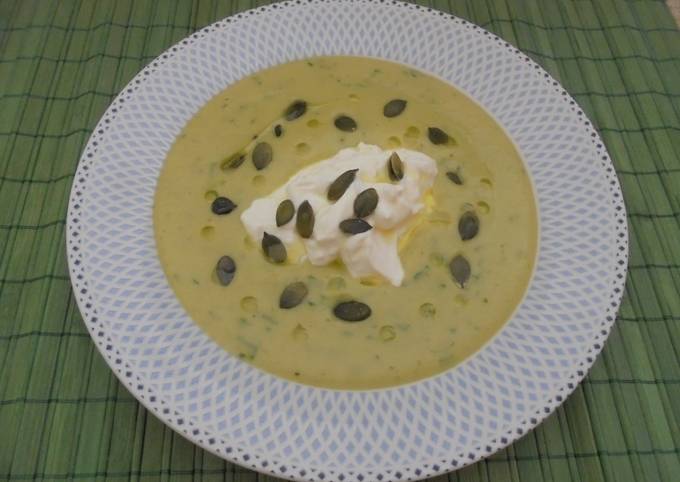 κύρια φωτογραφία συνταγής Βελουτέ σούπα με κολοκυθάκια