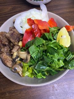 Una foto de Carne con champiñones y ensalada 🥗 🥩 - idea de almuerzo grez
