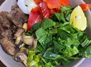 Una foto de Carne con champiñones y ensalada 🥗 🥩 - idea de almuerzo grez