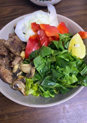 Una foto de Carne con champiñones y ensalada 🥗 🥩 - idea de almuerzo grez