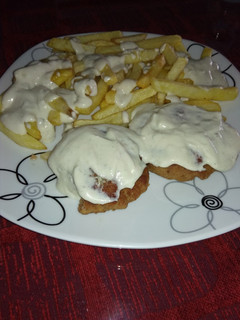 Una foto de Filetes rusos con patatas y salsa Roquefort