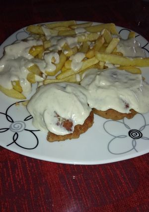 Foto principal de Filetes rusos con patatas y salsa Roquefort