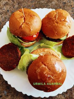 बीटरूट टिक्की बर्गर (beetroot tikki burger recipe in Hindi) रेसिपी मुख्य फोटो