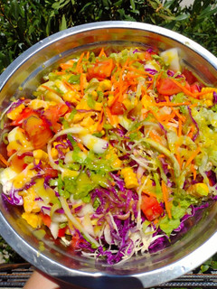 Una foto de Ensalada multicolor + vinagreta de mostaza. ❤️