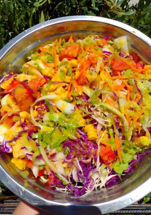 Una foto de Ensalada multicolor + vinagreta de mostaza. ❤️