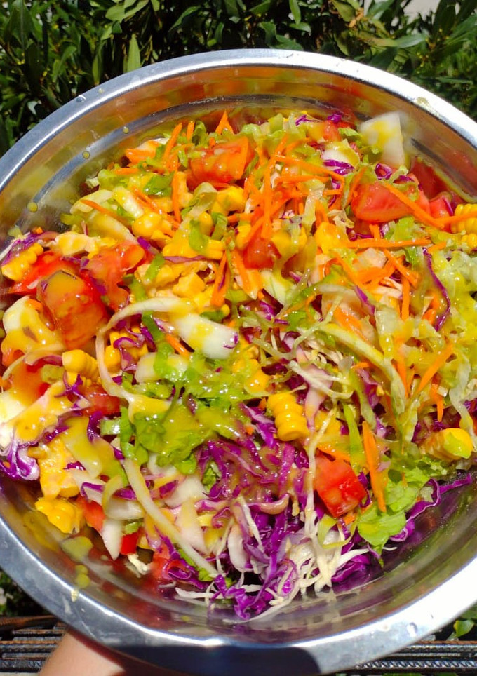 Una foto de Ensalada multicolor + vinagreta de mostaza. ❤️