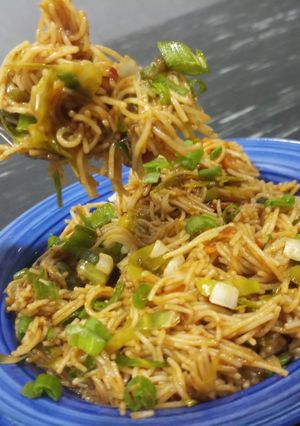 ચીલી ગાર્લિક વર્મીસીલી(Chilli garlic vermicelli recipe in Gujarati) રેસીપી મુખ્ય ફોટો