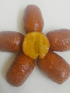 கடலை மாவு குலோப் ஜாமுன் (Kadalai maavu globe jamun recipe in tamil) செய்முறை முக்கிய புகைப்படம்
