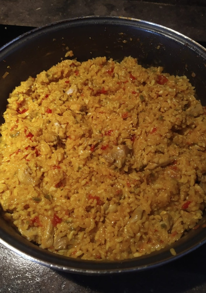 Una foto de Paella de pollo