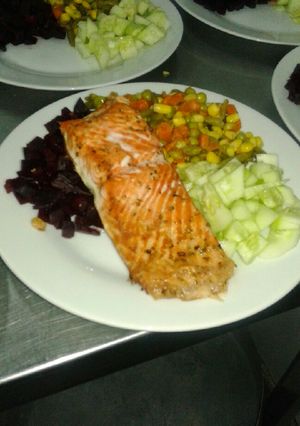 Una foto de Salmón al horno con especias y ensaladas