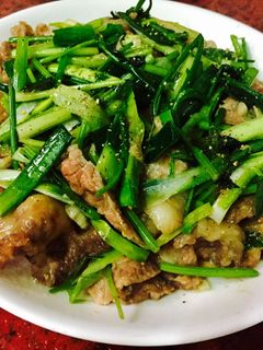 Hình của món Bò xào cần tỏi tây.