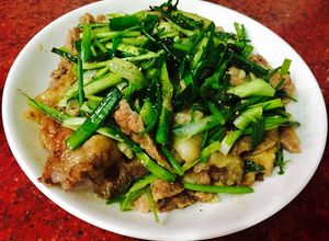 Hình của món Bò xào cần tỏi tây.