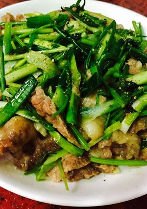Hình của món Bò xào cần tỏi tây.