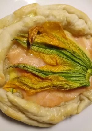 A picture of Smoked salmon and pumpkin flower tart.