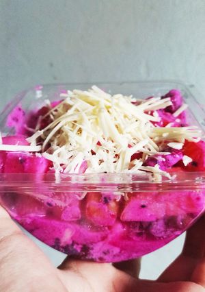 Foto resep Salad buah naga toping keju