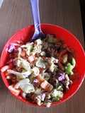 Ensalada estilo caesar vegetariana con fideos integrales