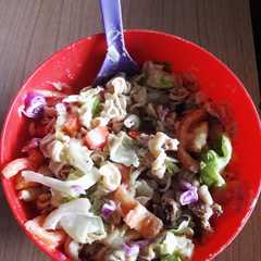 Una foto de Ensalada estilo caesar vegetariana con fideos integrales